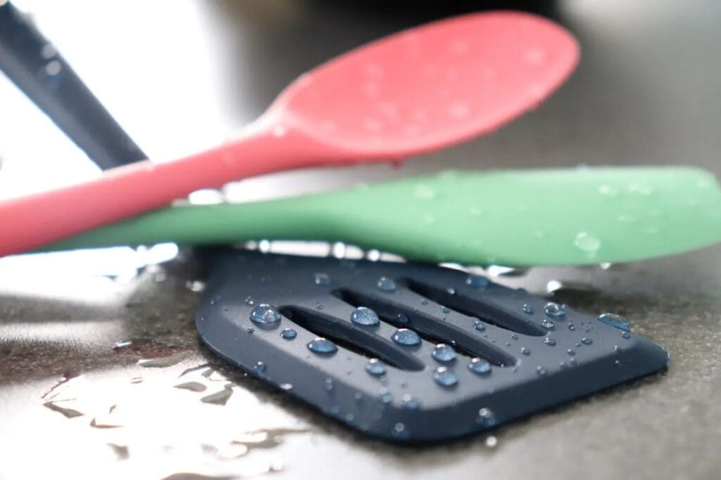 How to clean silicon spatula.